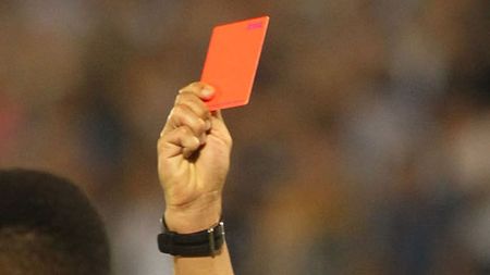 Protest fără precedent în arbitrajul românesc: "Nu mai mergem la meciuri!" Arbitri bătuți cu bestialitate de jucători, suspendări "din prietenie" și amenințări din partea observatorilor. Vezi câteva cazuri incredibile