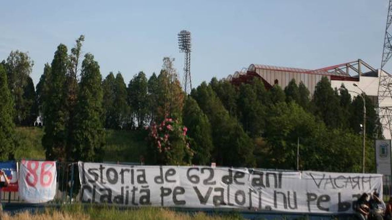 Fanii Stelei i-au scris lui Lăcătuș!** "Te iubim, dar Steaua de azi nu mai e Steaua pe care ai cunoscut-o! Îți cerem să readuci onoarea și profesionalismul la club!"