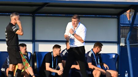 Laszlo Balint, furios după ce Oțelul a smuls un punct în 10 oameni împotriva Unirii Slobozia: „Terenul e foarte denivelat, sunt pietre! E un pericol pentru integritatea jucătorilor”