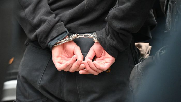 Un fugar era căutat de 16 ani și a căzut în plasa polițiștilor într-un mod incredibil! Unde l-au prins pe spărgătorul curios