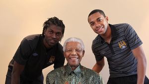 Adebayor, gonit** de fani!