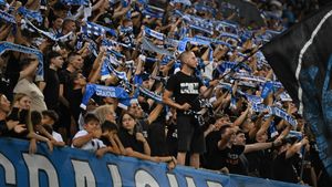 Universitatea Craiova a vândut deja 4.000 de pachete pentru meciurile din Conference League, dar fanii sunt revoltaţi: „O bătaie de joc, ruşine!"