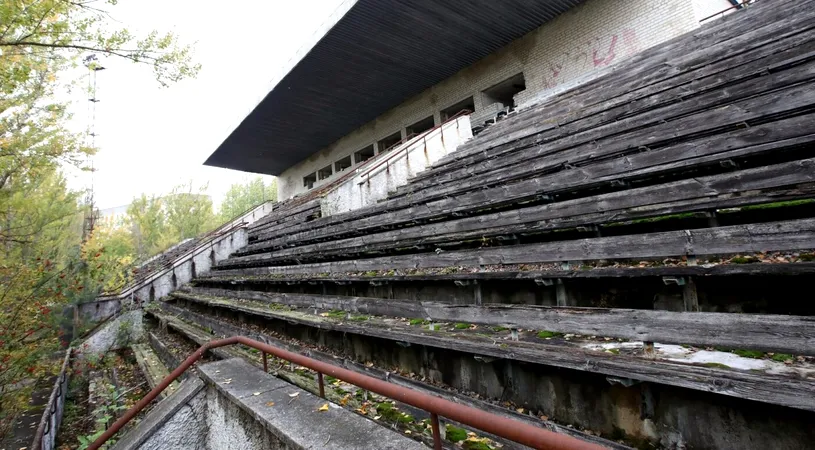 Ce s-a ales de stadionul de fotbal din apropiere de Cernobîl. Cum a ajuns să arate, după ce orașul Pripyat a fost abandonat