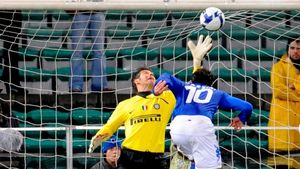 VIDEO La 39 de ani, Toldo ar putea reveni la Fiorentina! VEZI paradele portarului!