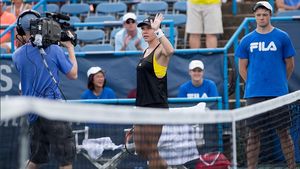 Atitudine, determinare, VICTORIE! Simona Halep s-a calificat în optimile turneului de la Toronto după 6-3, 6-4 cu Magdalena Rybarikova
