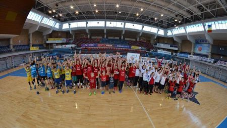 Minihandbalul a avut "stație" și la Oradea. Imagini inedite surprinse cu posibili viitori campioni în Sala "Antonio Alexe"