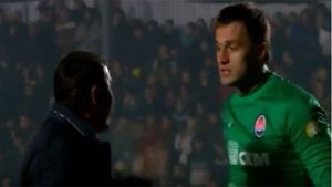 VIDEO | Moment tensionat la ultima partidă a lui Lucescu: un fan a intrat pe teren și l-a agresat pe portarul Șahtiorului