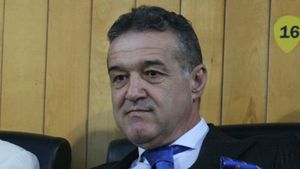 FOTO** La Brașov, Becali i-a lăsat mască pe toți cu felul în care a apărut îmbrăcat! Suporterii "stegarilor" l-au luat la întrebări: "'Nea Gigi, ne-ai cumpărat echipa?"