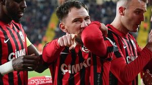 Deian Sorescu și Denis Drăguș marchează pentru echipa care l-a dat afară pe Marius Șumudică, în meciul cu Beșiktaș, iar Florin Niță apără un penalty!