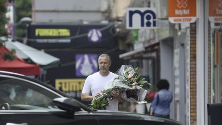 Laurențiu Reghecampf, surprins în nordul Capitalei la o florărie! Antrenorul Universității Craiova a cumpărat două buchete de flori | FOTO & VIDEO EXCLUSIV