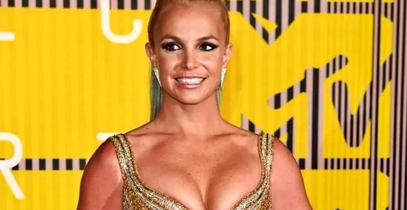 Cântăreața Britney Spears și-a îngrijorat fanii. Buza spartă, zgârieturi în jurul gâtului și un ochi umflat. Cum a pozat vedeta