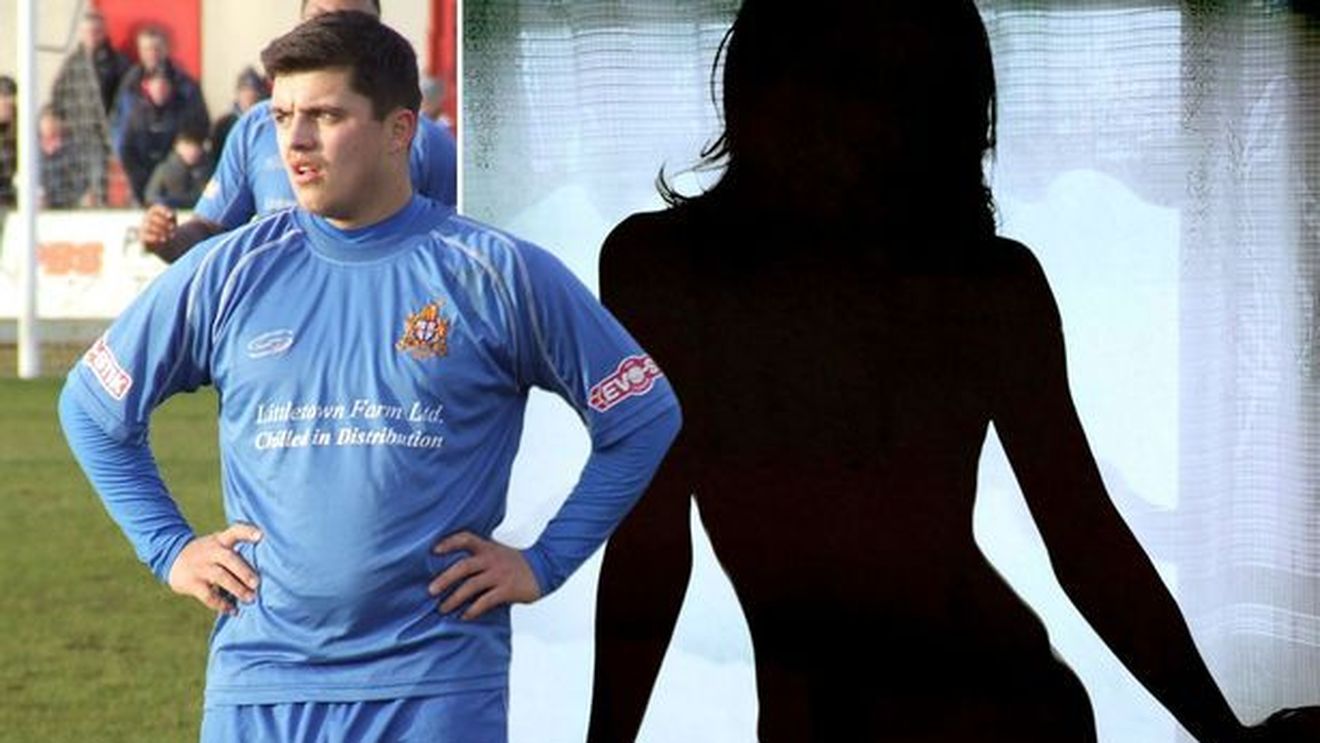 FOTO | Jenant! Un fotbalist a fost filmat în timp ce făcea sex cu o blondă, pe banca antrenorului, cât încă purta echipamentul de joc. Clubul a reacționat imediat