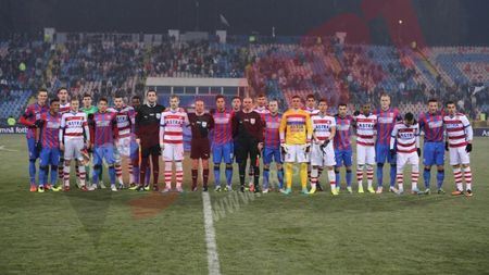 Suporterii de la Peluza Nord, alături de fanii Petrolului. Ce mesaje au afișat la meciul cu Oțelul