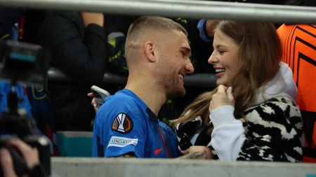 Imagini fabuloase cu Daniel Bîrligea și iubita lui, după FCSB - Manchester United 0-2. Starul lui Gigi Becali, consolat direct în tribună, după ratarea meciului