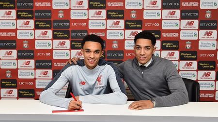 OFICIAL: Liverpool a "betonat" contractul unui titular: "A semnat pe termen lung!". Reacția jucătorului