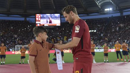 Ultimul tur al "Împăratului"! Olimpico, la picioarele marelui Totti pentru ultima dată: "Blestematul de timp! Am intrat în vestiar un copil și astăzi ies un bărbat". FOTO și VIDEO | Imaginile care vor rămâne în memoria fanilor