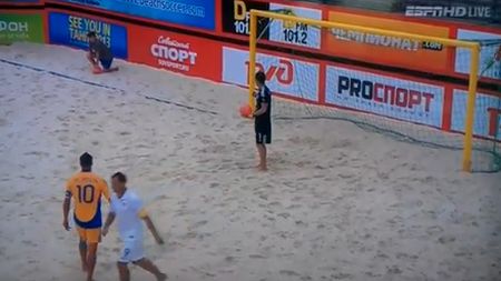 Performanță de Cartea Recordurilor: **portarul României a 'reușit' să înscrie, contra Franței, în ambele porți. VIDEO - Unul dintre cele mai HAIOASE autogoluri pe care le-ai văzut