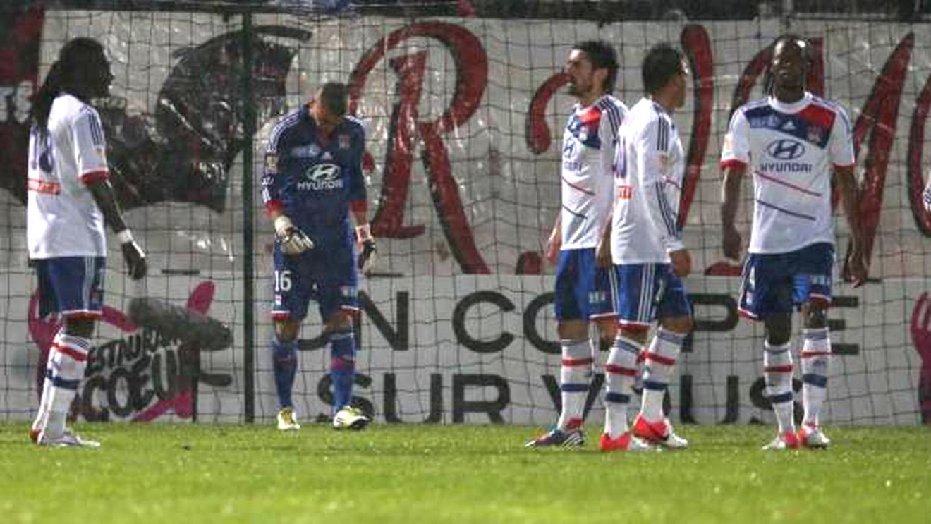 Săptămâna meciurilor NEBUNE în Europa!** Lyon, OUT din Cupa Ligii, după un meci care a "durat" 15 minute! VIDEO Cât era scorul după un sfert de oră: