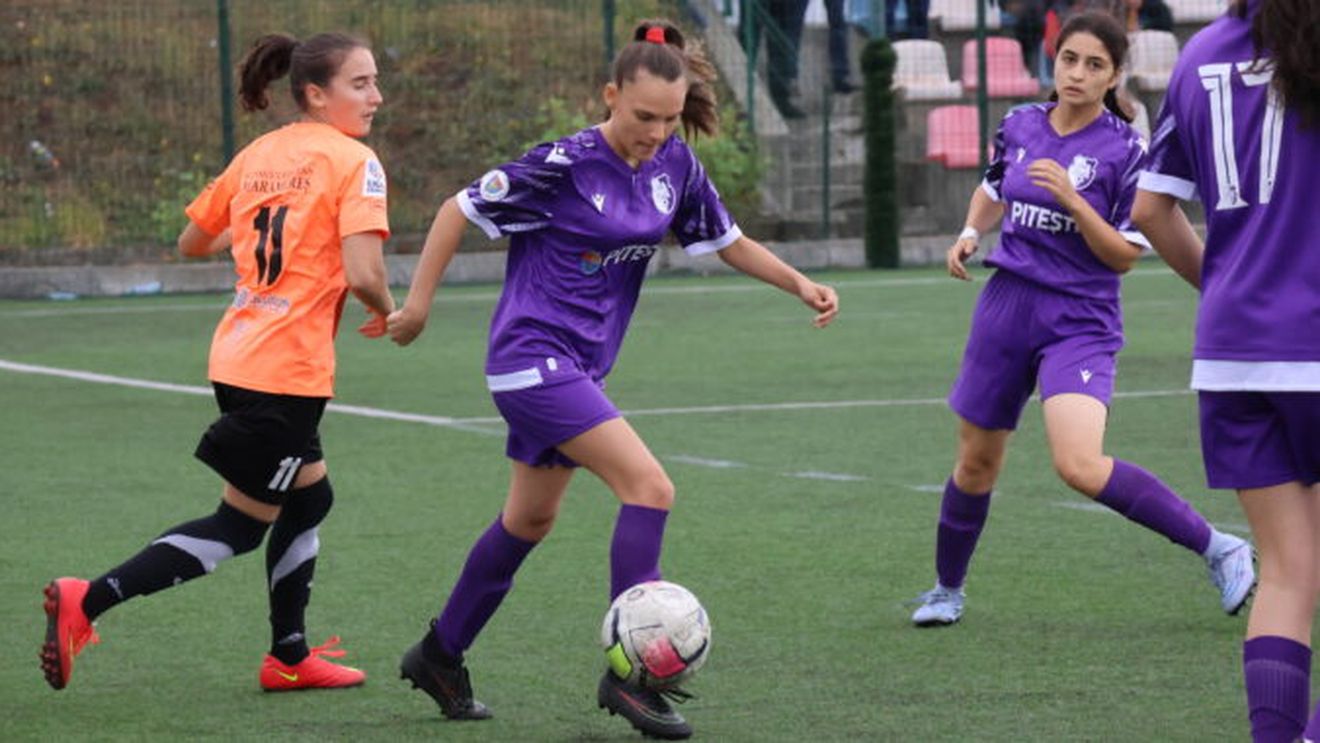 Fotbalistele române s-au luat la bătaie între ele în meciul FC Argeș - ASC Atletic Drobeta, 7-0! La scorul de 4-0, o jucătoare a gazdelor a fost luată la pumni și picioare de adversare pentru că a cerut și a primit penalty