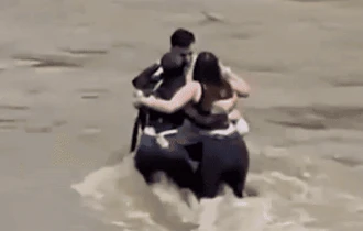 Momentul dramatic în care un pompier s-a aruncat în râu să-i salveze pe Bianca, Patrizia și Cristian. De ce nu a reușit să ajungă la ei VIDEO