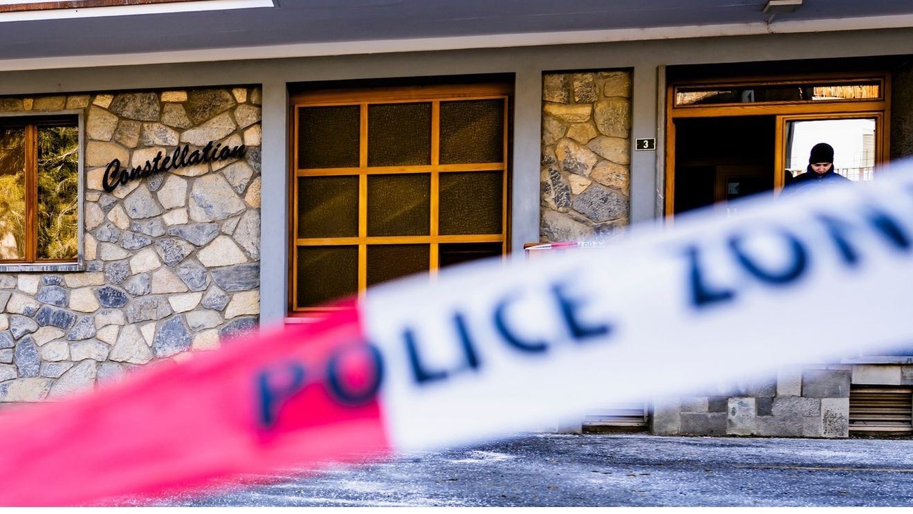 A apărut imaginea cu chelnerița care ducea şampaniile cu artificii în barul elvețian unde au murit 47 de oameni