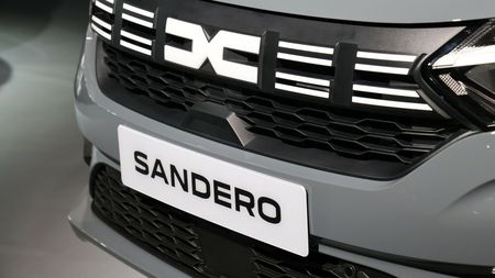 Cum arată noul interior de la Dacia Sandero 2026! Au apărut primele imagini „spion”: „Salt tehnologic evident!”
