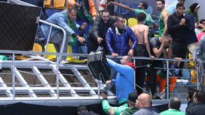 Zeci de răniți, după ce o tribună s-a prăbușit la un meci de baschet! VIDEO