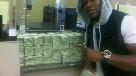 Mayweather a cumpărat în 18 ani peste 100 de mașini de la același dealer auto. Toate au fost plătite cu bani gheață!