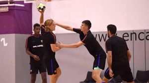 Diamantul handbalului românesc e centru la Barcelona. Are 18 ani și 1,98 m, e din Sânnicolau Mare și a devenit speranța antrenorului tricolorilor. "Mă ajută faptul că selecționerul României e spaniol" 