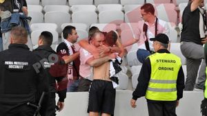 FOTO | Au ratat 600.000 de euro, dar s-au ales cu iubirea fanilor. Jucătorii lui "U" s-au îmbrățișat cu suporterii după meciul cu Pandurii