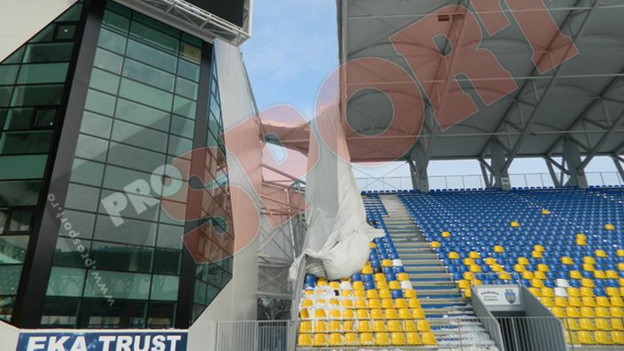 Made in Romania! Foto **Încă o arenă proaspăt construită și-a arătat limitele! O bucată din acoperișul de pe Ilie Oană a cedat sub greutatea zăpezii
