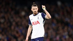 Unul dintre cei mai mari dușmani ai lui Radu Drăgușin i-a cerut iertare după meciul cu City. Gest fără precedent