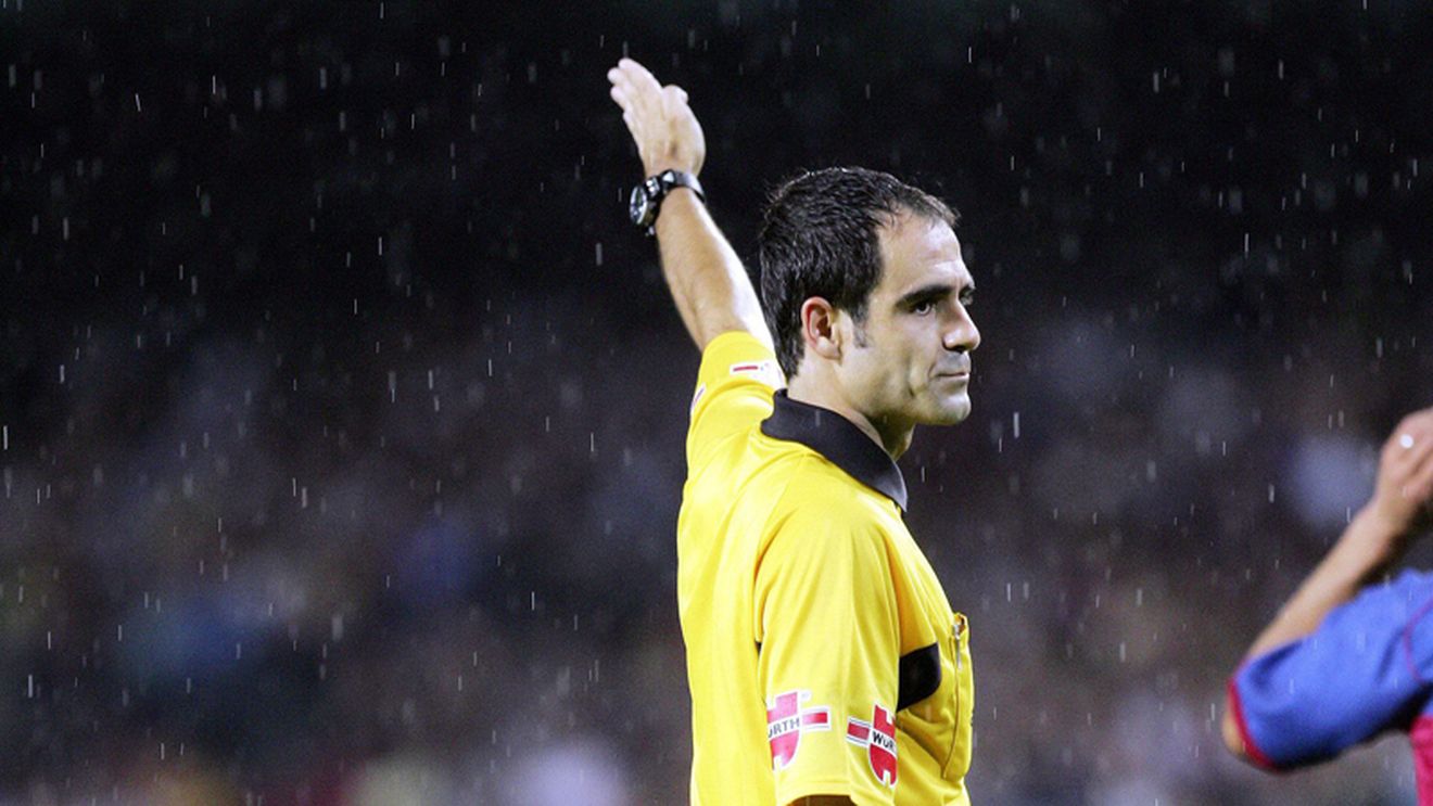 Vine** "Domnul cartonaș"