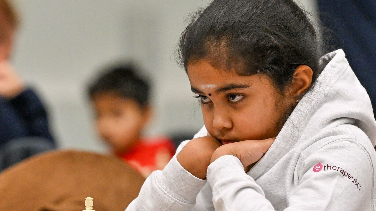 Fetița minune are doar 10 ani și a scris istorie. A învățat șah în pandemie și acum a devenit cea mai tânără persoană care învinge un mare maestru