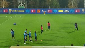 În drum spre Arena Națională, suporterii lui Dinamo s-au oprit la primul antrenament al României. Ce au strigat din apropierea stadionului de la Mogoșoaia