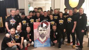 VIDEO | Ultrașii Stelei s-au întâlnit cu Gică Hagi, de ziua Regelui! Liderul "Generației de Aur" a primit un cadou de la suporteri
