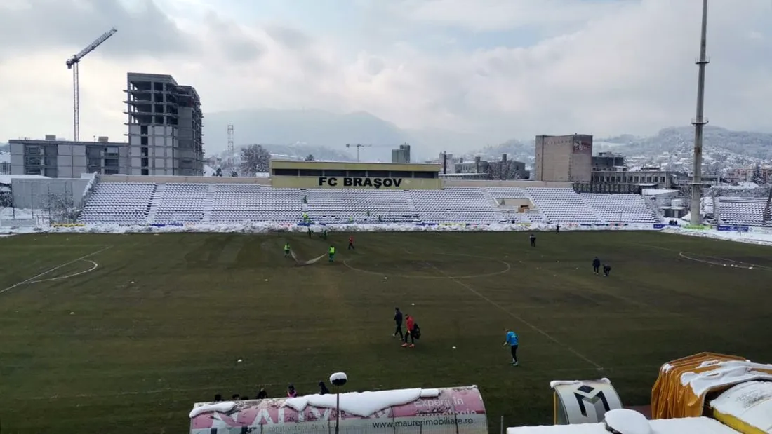 Organizatorii s-au ”luptat” cu zăpada înainte de FC Brașov - Metaloglobus! A nins abundent peste noapte la Brașov, iar suprafața de joc a fost acoperită cu un strat gros de nea. Cum se prezenta terenul cu o oră înainte de joc