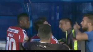 Scandal uriaș după CS U Craiova - Dinamo . Jucătorii și oficialii celor două echipe au fost aproape de bătaie după un gest provocator al lui Bokila