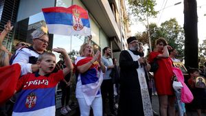 Biserica Ortodoxă intervine în cazul lui Novak Djokovic: „Mult iubite Nole, ne rugăm pentru tine!" Un preot a ținut slujba în fața hotelului în care e închis sârbul | VIDEO