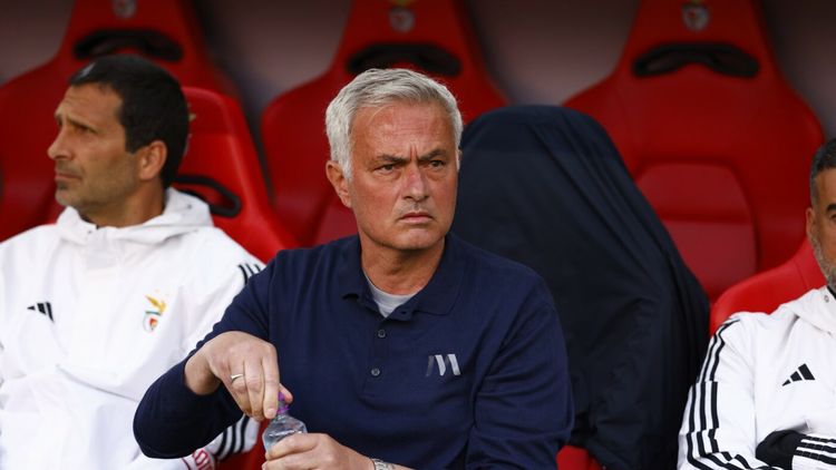 Jose Mourinho, la volanul unui „monstru”: mașina antrenorului de la Real Madrid costă cât un apartament cu 3 camere în București