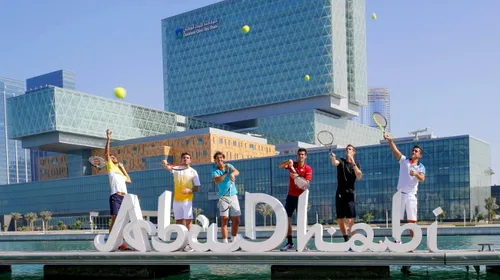 IMAGINEA ZILEI | Tenis pe apă: Djokovic și Nadal au servit mingi de pe un ponton la Abu Dhabi