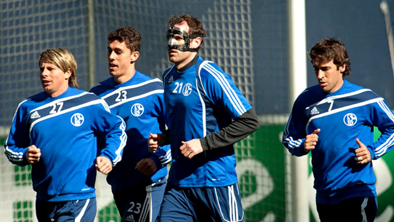 Dezvăluiri din vestiarul lui Schalke!** Cu ce atitudine intra Deac în locul unde se schimbau Raul și Huntelaar 