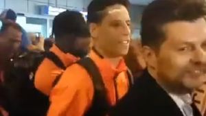 VIDEO IMPRESIONANT! Între Manchester și Glasgow. Jucătorii CFR-ului, așteptați la aeroport, după 7 ani