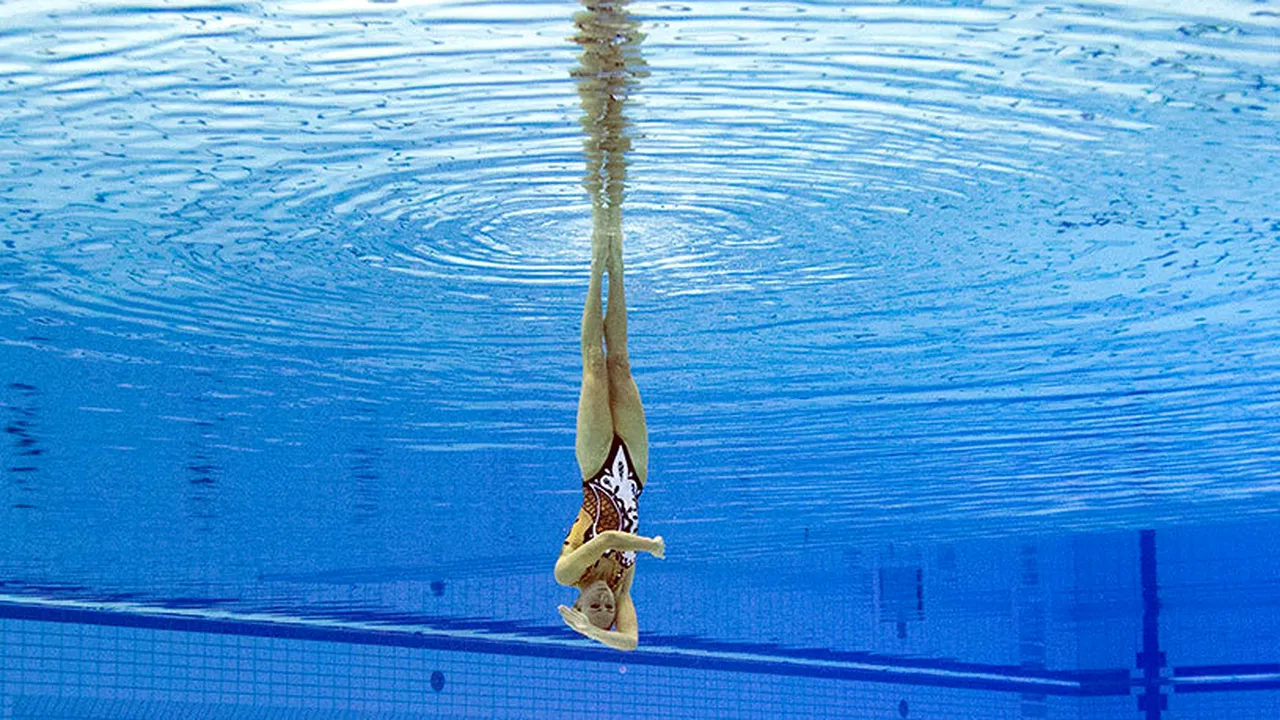 IMAGINEA ZILEI | Sportul în care bărbații au interzis: înot sincron - o combinație de gimnastică și balet în apă