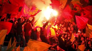 Suporterii Galatei au făcut prăpăd la Ankara!** Merge Dinamo fără fani în Turcia?