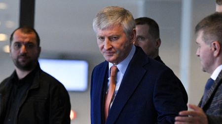 Miliardarul Rinat Ahmetov își mută „perla coroanei” în „cuibul” lui Roman Abramovich