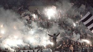 Grecii ar fi arestați la noi!** Interzise pe stadioanele din România, spectacolele pirotehnice ale ultrașilor sunt tradiții în Grecia, Italia sau Serbia
