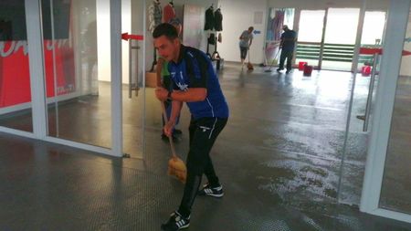 Imaginile zilei vin de la Arad: Ilie Poenaru a pus mâna pe mătură pentru a scoate apa din stadion! FOTO