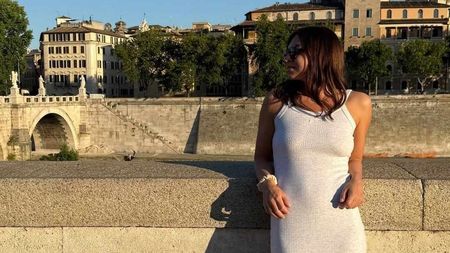 Simona Halep s-a plimbat într-o rochie mulată şi a întors toate privirile pe străzile din Roma