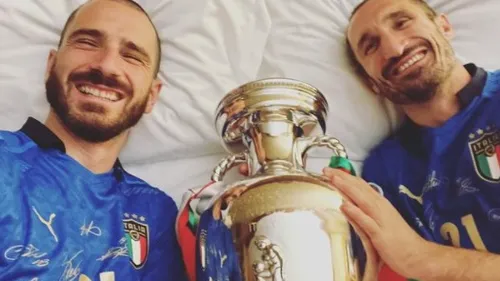 Cum s-au pozat Bonucci și Chiellini în pat. Cea mai frumoasă fotografie după finala Euro 2020